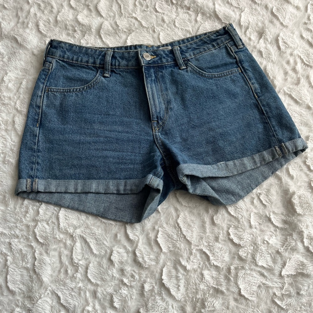 HM women’s size 6 Classic High-Rise Denim Shorts - Blue